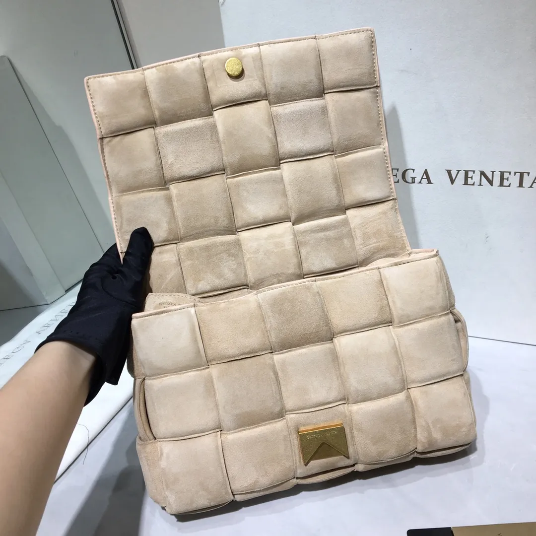 The Veneta Cassette pillow bag is made of soft frosted calfskin + aged matte gold buckle, very very fashionable! ! The leather feels super comfortable to the touch, and it has adjustable spaghetti straps with a signature triangle buckle. Size:26cm*18cm*8cm